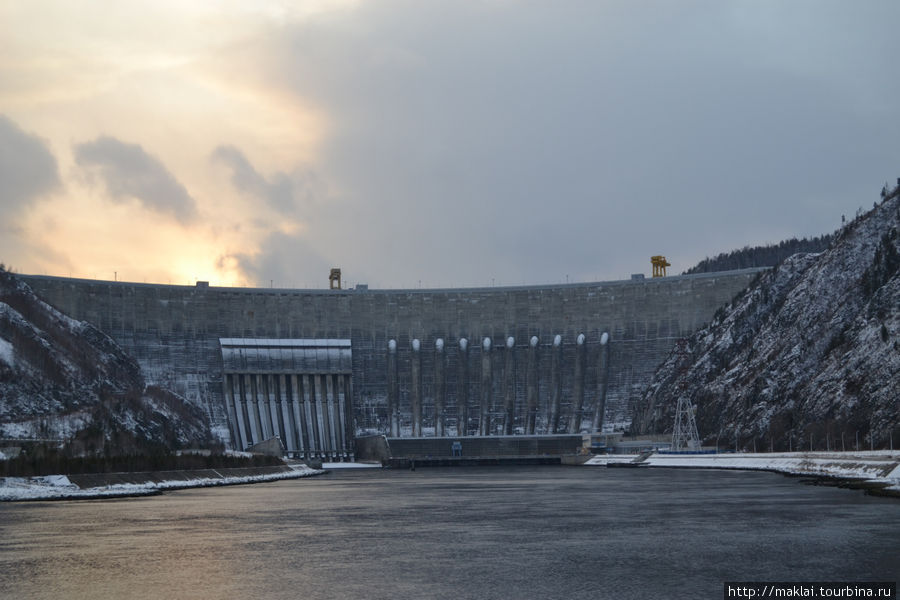 А вот и сама плотина Саяно-Шушенской ГЭС- самой крупной гидростанции в стране. Черёмушки, Россия