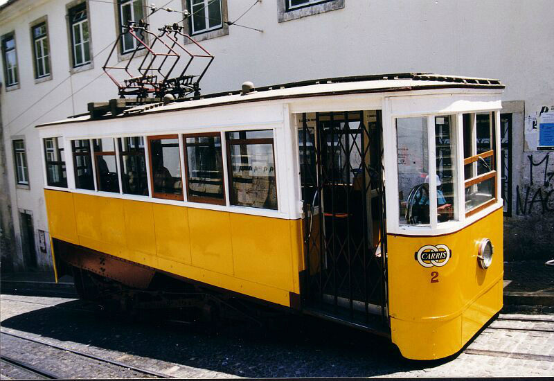 Такие трамваи бегут то вверх, то вниз Лиссабон, Португалия