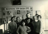 А это мы в 10-м классе 52 школы. С нами сфотографировался учитель истории Юрий Алексеевич. Он потом стал директором школы.