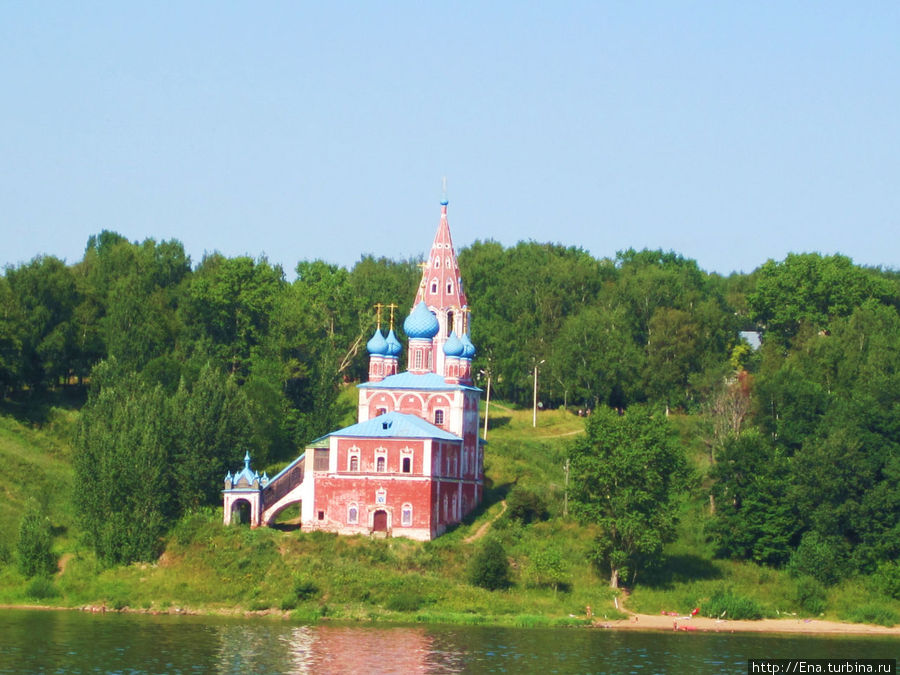 Преображенско-Казанская церковь  встречает нас с Волги