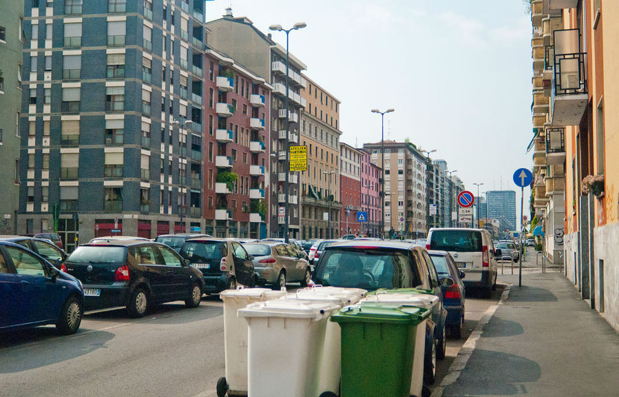 Собственно, вот. Приблизительно так выглядят почти все улицы огромного города. Милан, Италия