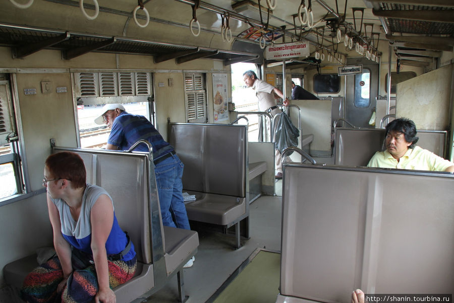 В вагоне поезда — все смотрят в окна Кхао-Яй Национальный Парк, Таиланд