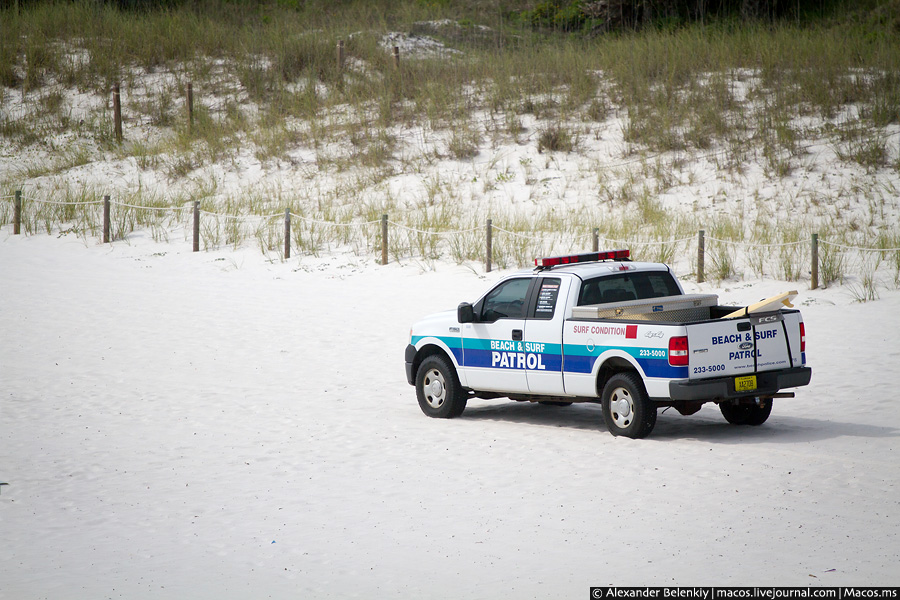 Пляж регулярно патрулирует специальная пляжная полиция. Ребята следят за порядком и готовы прийти на помощь, если кто-то будет тонуть. В багажнике лежит специальный спасательный сёрф. Штат Флорида, CША