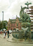 Драконов в городе много и они повсюду: на фонтанах, крышах башенок, в виде скульптур.
