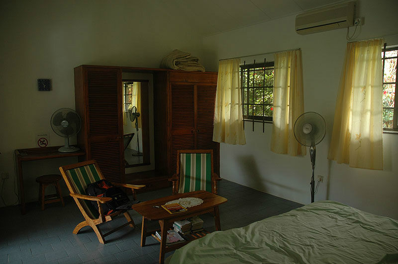 Кресла и журнальный столик — это тоже в номере. Остров Маэ, Сейшельские острова