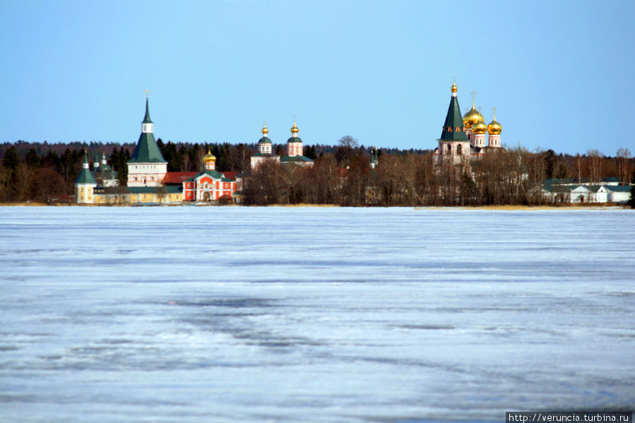 Известный монастырь на тракте Петербург-Москва Валдай, Россия