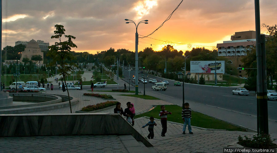 Одна из площадей Самарканд, Узбекистан