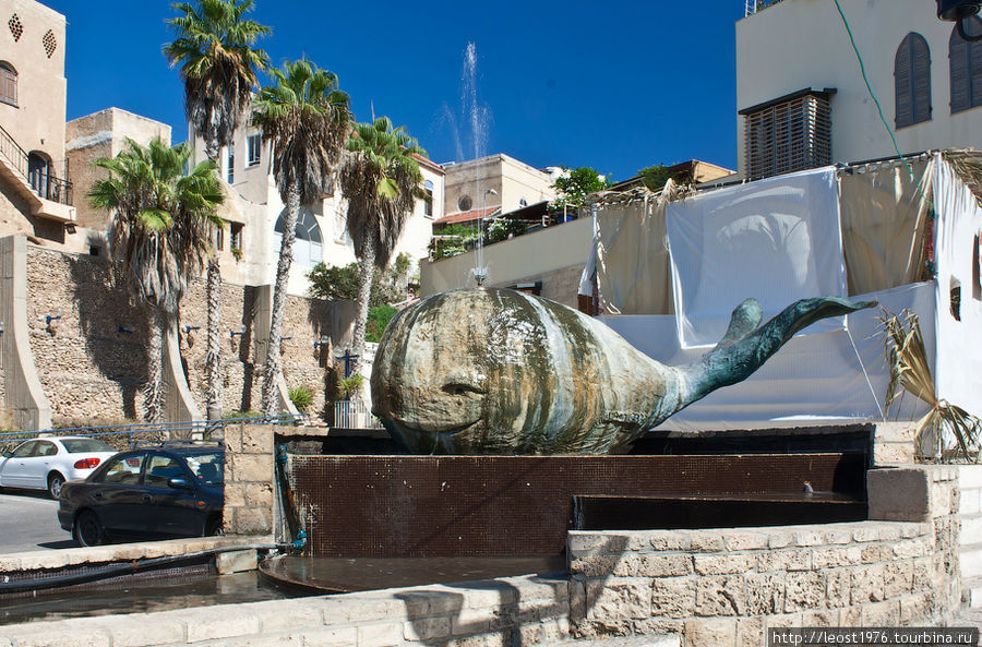 Фонтан в честь кита съевшего Иону и выплюнувшего оного через 3 дня. Тель-Авив, Израиль