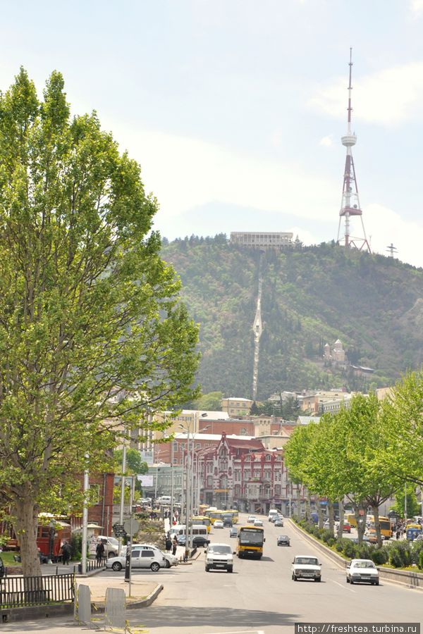 А если оглянуться назад, можно заметить фуникулер на Мтацминду, главную гору Тбилиси. Тбилиси, Грузия