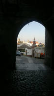 арка — это вход в город-крепость, а раньше здесь была дверь..