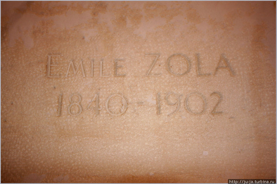 Надпись на гробнице Эмиля Золя Париж, Франция