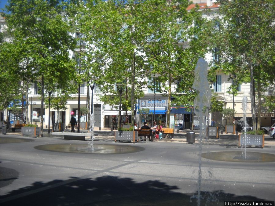 Площадь с фонтаном Антиб, Франция