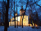 Знаменская церковь в зимних сумерках.