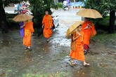 Монахи с зонтиками, монастырь Моунена Сомпхуарам (Wat Mounena Somphouaram)
