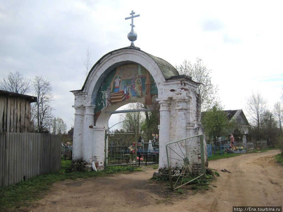 Старинные ворота, ведущие в Введенский храм в Заучье Любим, Россия