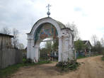 Старинные ворота, ведущие в Введенский храм в Заучье