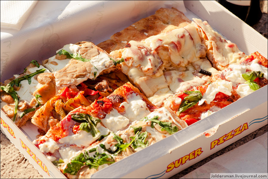 Наверно нельзя не упомянуть о итальянской пицце. Она везде вкусная, потрясающая. Пицца воспринимается настолько обыденно и заказать ее можно практически в любом ресторане. На фото маргаритта с любимой моцареллой и пицца прошрутто. Рим, Италия