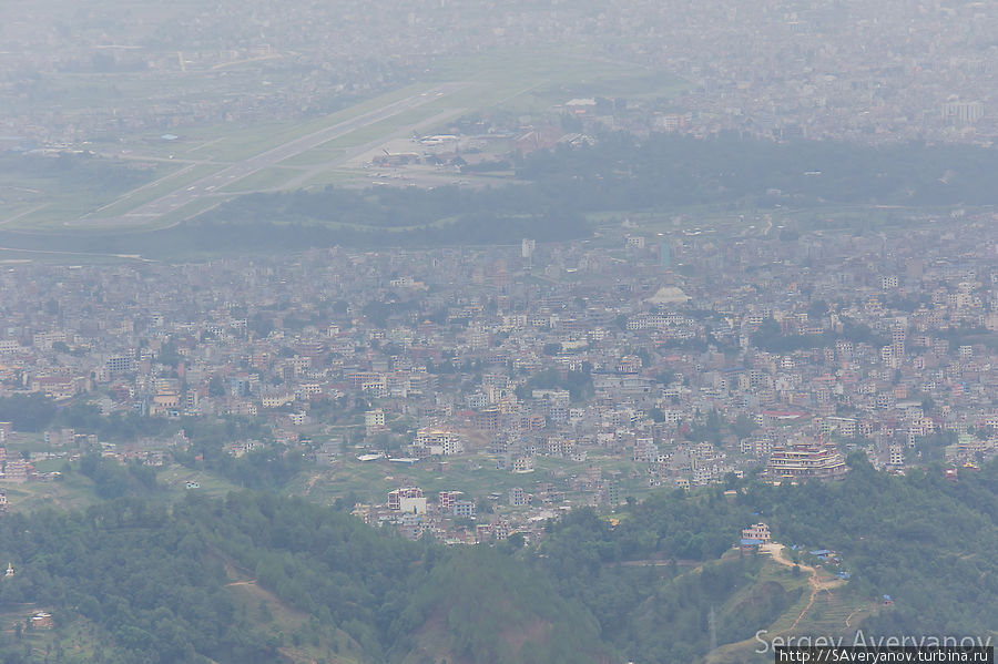 Катманду. Виден аэропорт, ступа Боднатх и монастырь Копан Гомпа Катманду, Непал
