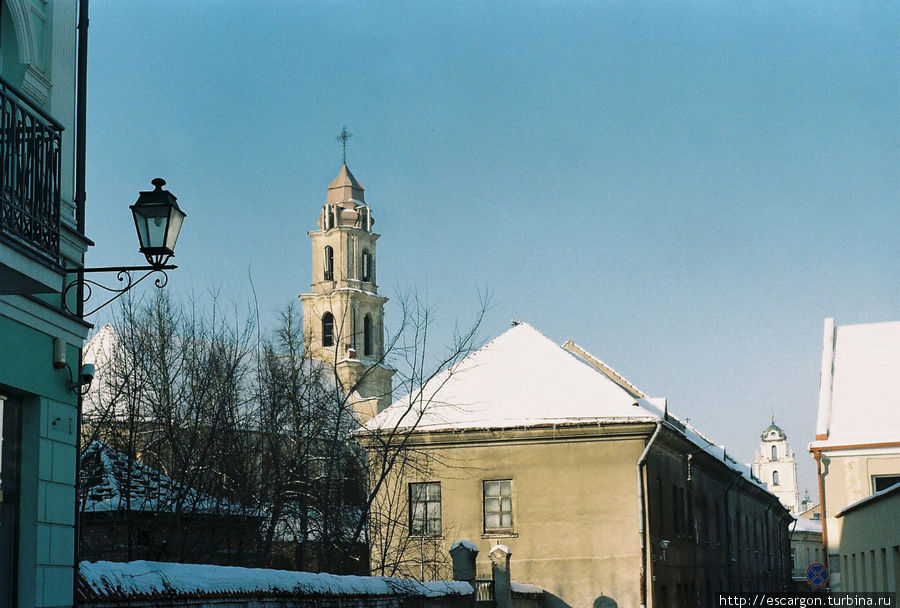 На переднем плане костёл Божией Матери Утешения (позднее барокко). Храм с единственной башней переднего фасада в Литве представляет собой достаточно редкое явление. Вильнюс, Литва