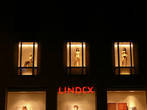 манекены в витринах магазина Линдекс