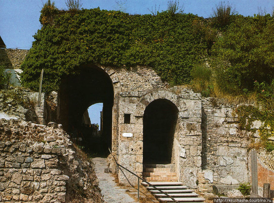 Морские ворота , один из входов в Помпеи. Две арки- одна для прохода, вторая для повозок Помпеи, Италия