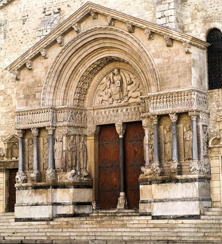Портал церкви Сен — Трофи