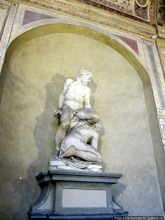 На площади Синьории у Палаццо Веккьо и внутри него Флоренция, Италия На площади Синьории у Палаццо Веккьо и внутри него Флоренция, Италия