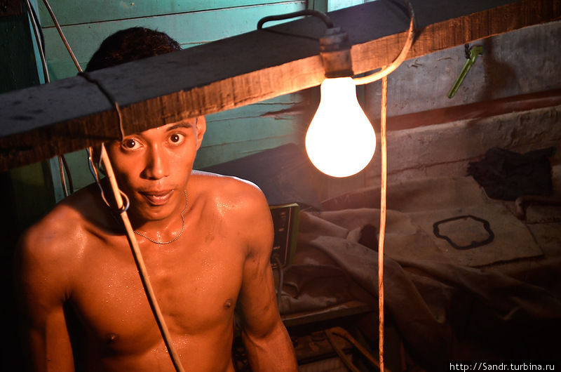 Помощник главного механика — 22-летний Исмаил с юга Сулавеси. Он один из бугов (народ прославленных в Индонезии мореплавателей). Джакарта, Индонезия