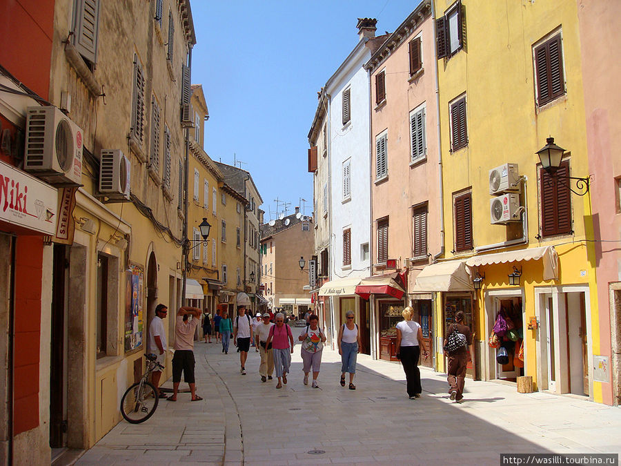 Улица Karera — одна из центральных торговых улиц. Ровинь, Хорватия