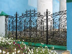 Ограда Ново-Казанского собора с настоящими коваными воротами, выполненная липецкими мастерами в середине 1990-х годов.