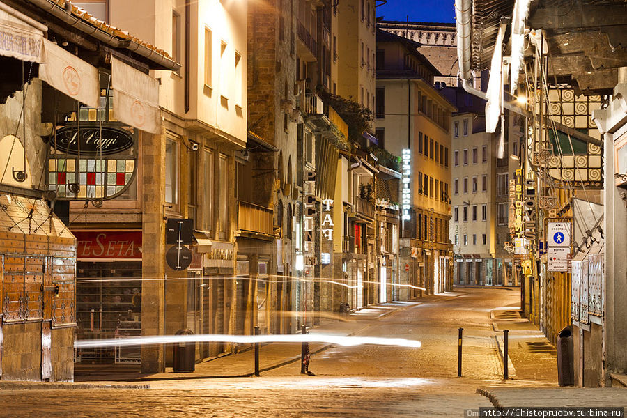 В историческом центе все улицы узкие, некоторые из них закрыты для движения автомобилей. Флоренция, Италия