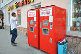 На пешеходной улице Баумана установили новые автоматы с газировкой дизайна эпохи СССР.