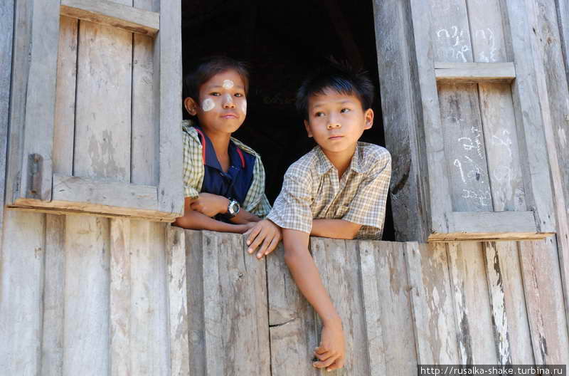 Ученики на перемене Таунджи, Мьянма