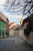 По Капитульской улице, мимо Фаерской — и на самый Вршок, старинный переулок на возвышенности (Na Vrsku).