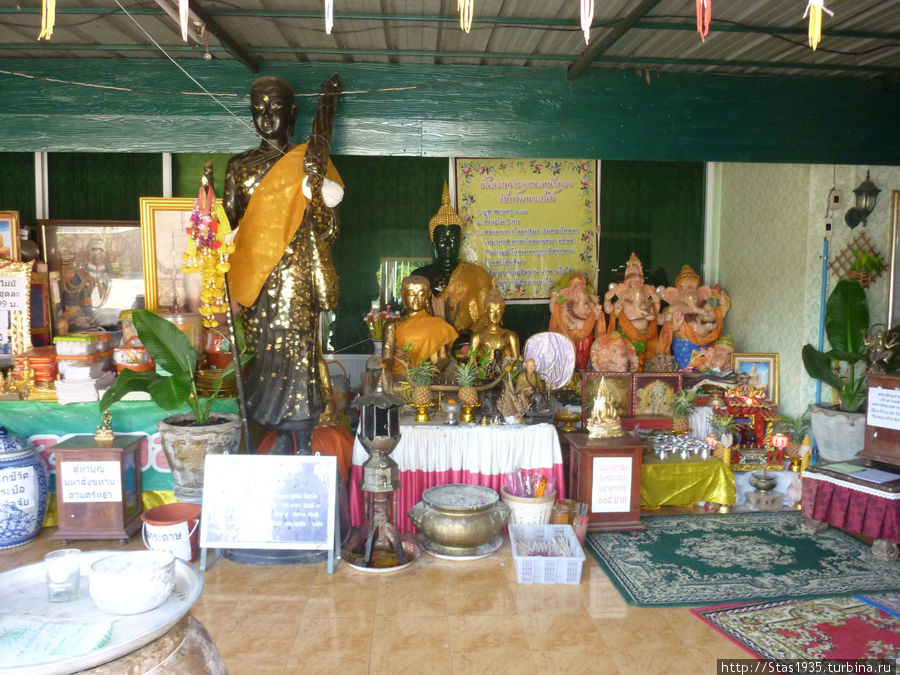 Алтари в храме Wat Saparam. Таиланд