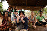 Жители деревни Tuol Vihea, под навесом во время сиесты.