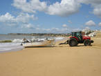 Полоса песка настолько широка, что рыбацкие лодки вытаскивают на берег специальные трактора.