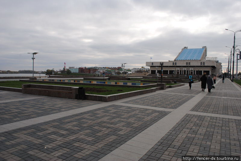 Огромная площадь перед театром заполнена фонтанами и скульптурами Казань, Россия