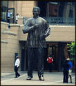 г.Йоханнесбург (ЮАР).
Нельсон Холилала Мандела (род. 18 июля 1918, Куну, близ Умтаты) — первый чернокожий президент ЮАР с 10 мая 1994 по 14 июня 1999, один из самых известных активистов в борьбе за права человека в период существования апартеида, за что 27 лет сидел в тюрьме, лауреат Нобелевской премии мира 1993. В ЮАР Нельсон Мандела также известен как Мадиба (одно из клановых имён народа коса).