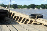 Деревянная лодка на реке Чиндвин