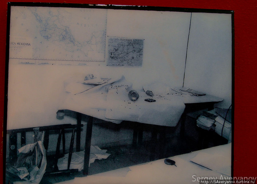 Стол, за которым был убит Троцкий и документы с брызгами крови Мехико, Мексика