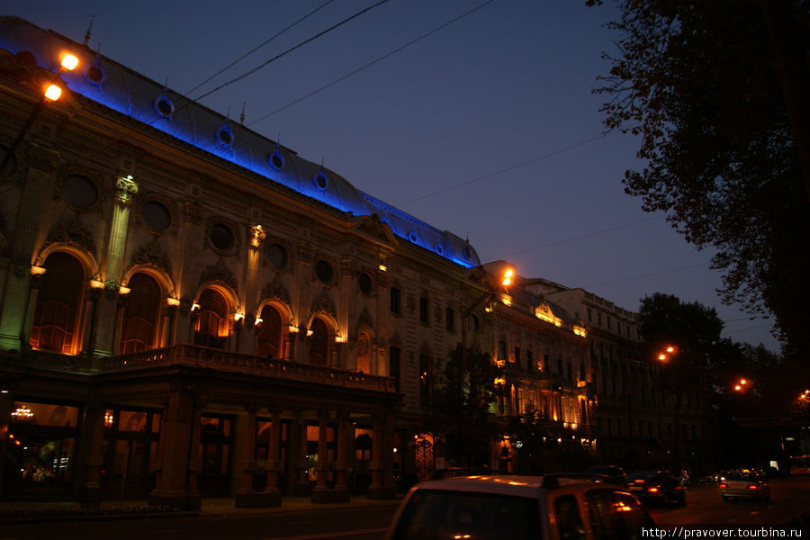 Проспект Руставелли ночью Тбилиси, Грузия Проспект Руставелли ночью Тбилиси, Грузия