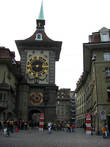 Башня Цайтглокентурм (Zeitglockenturm).
Часы на башне исправно ходят с 1530 года.