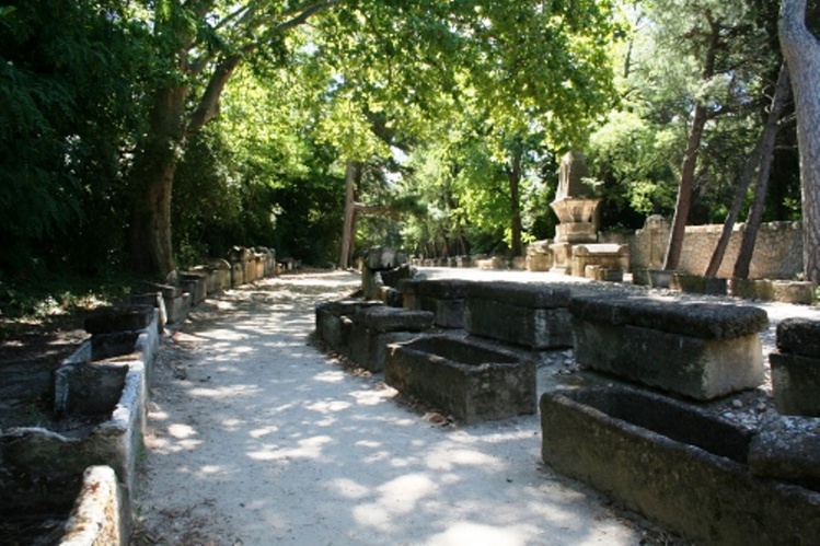 Древнее кладбище Алискамп