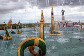 Памятник королю Сисаванг Вонгу и фонтан на берегу Меконга во Вьентьяне