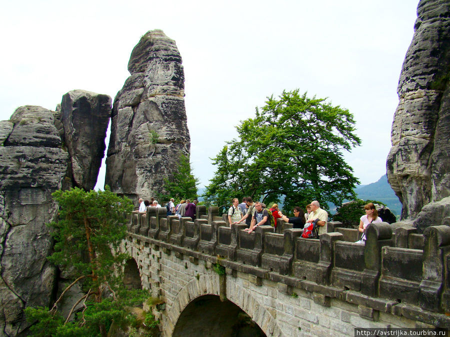 Мост словно высеченный самой природой Саксонская Швейцария Национальный Парк, Германия