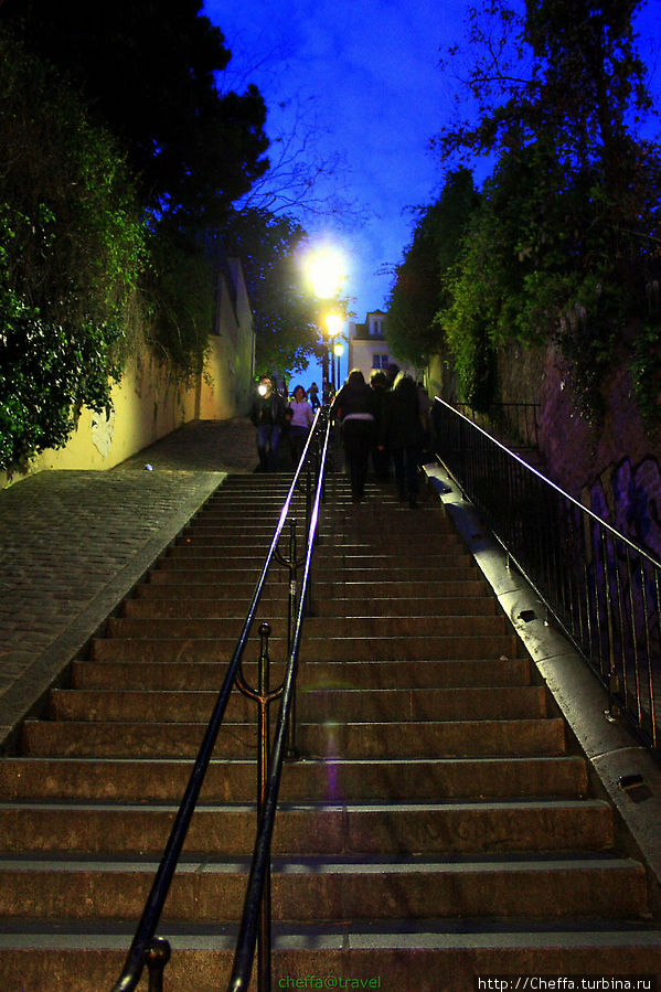 Поднялись к Сакре-кёр очень обходными путями, а по лестнице — спустились потом к бульварам. Париж, Франция