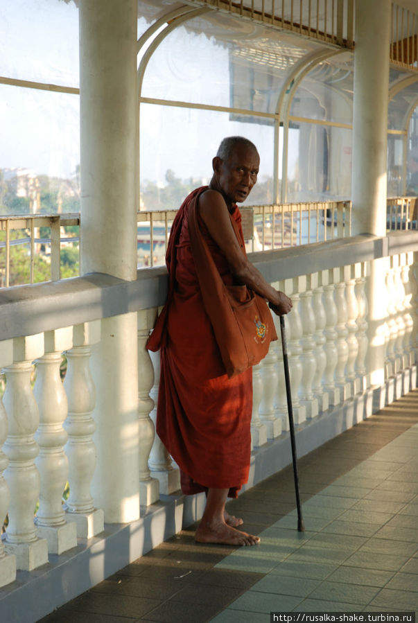 Монахи и паломники  Шведагона Янгон, Мьянма