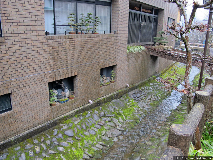 Небольшой канал на одной из улиц Гудзё, Япония