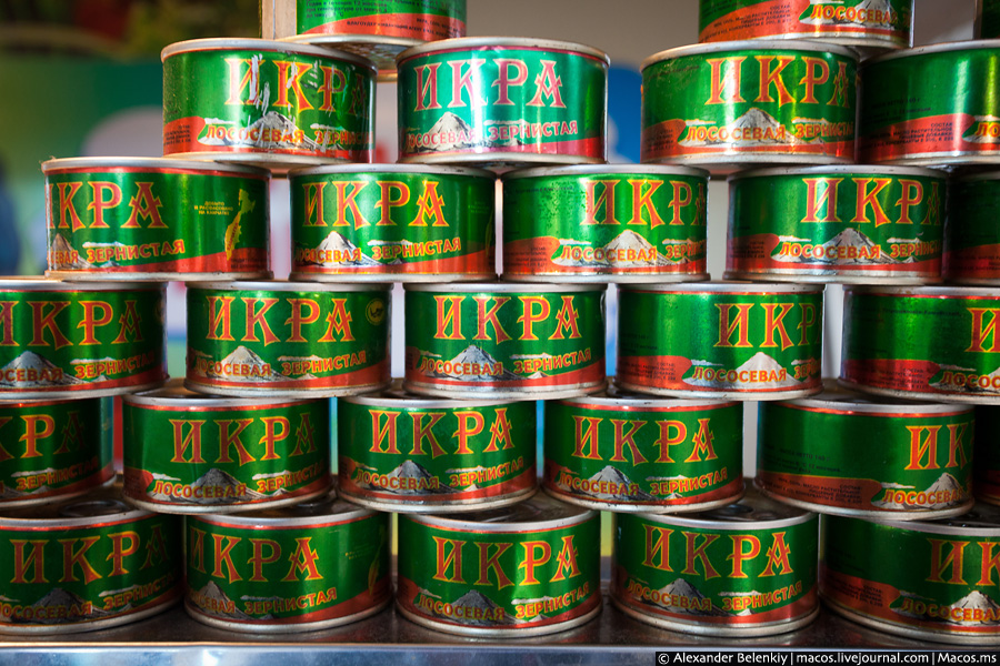 Теперь про икру. Во-первых, её никто не называет красной — другой здесь и нет. Но икра чётко делится по видам. Теперь про икру. Во-первых, её никто не называет красной — другой здесь и нет. Но икра чётко делится по видам.